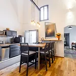 Guesthost - Center Charming Flat With Terrace דירה