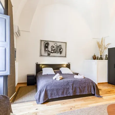Guesthost - Center Charming Flat With Terrace Daire Lecce