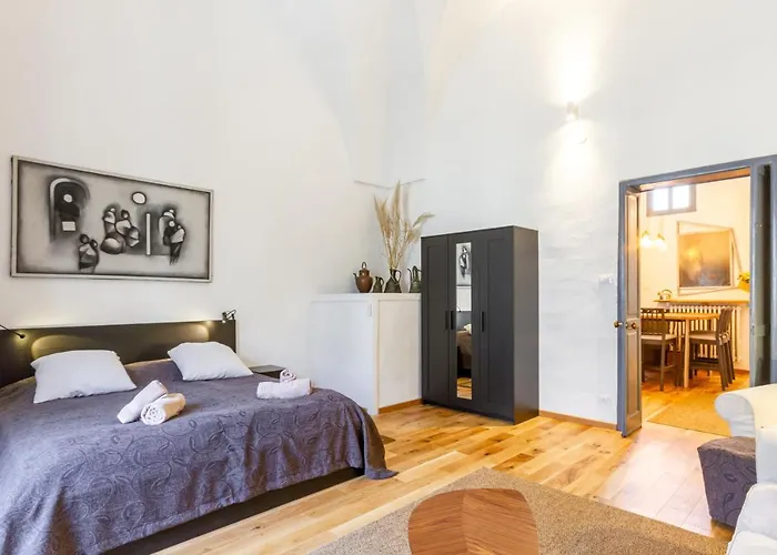 Guesthost - Center Charming Flat With Terrace Апартаменты *