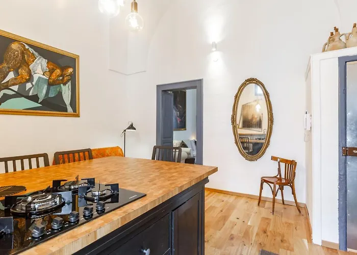 Guesthost - Center Charming Flat With Terrace Апартаменты *