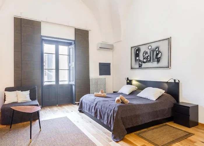 Guesthost - Center Charming Flat With Terrace Апартаменты *