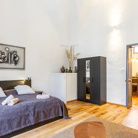 Guesthost - Center Charming Flat With Terrace Apartment *